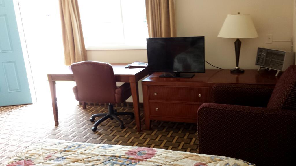 Executive Inn & Suites Lakeview Room photo