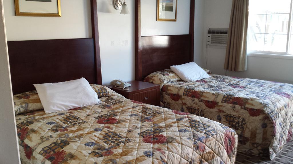 Executive Inn & Suites Lakeview Room photo