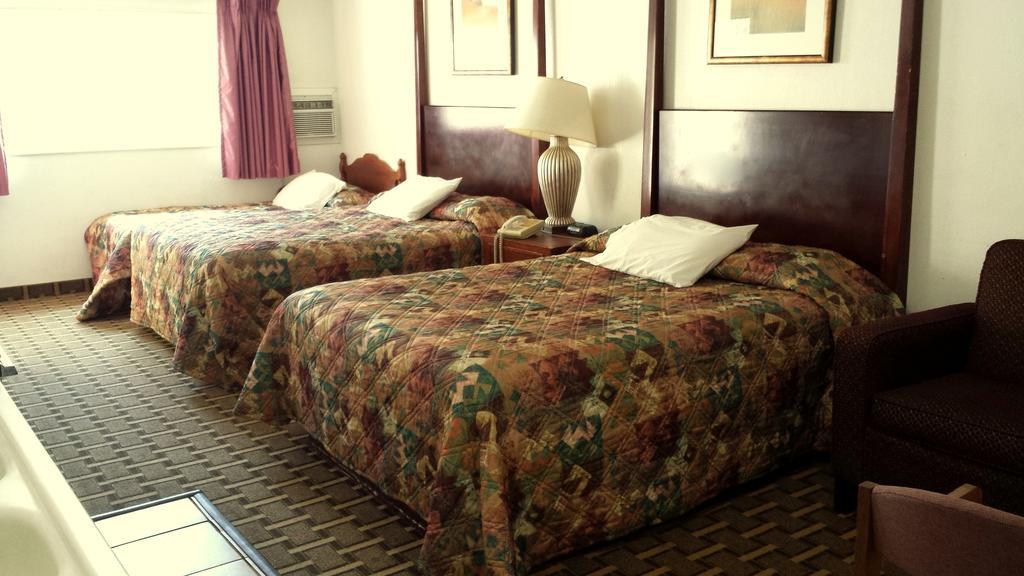 Executive Inn & Suites Lakeview Room photo